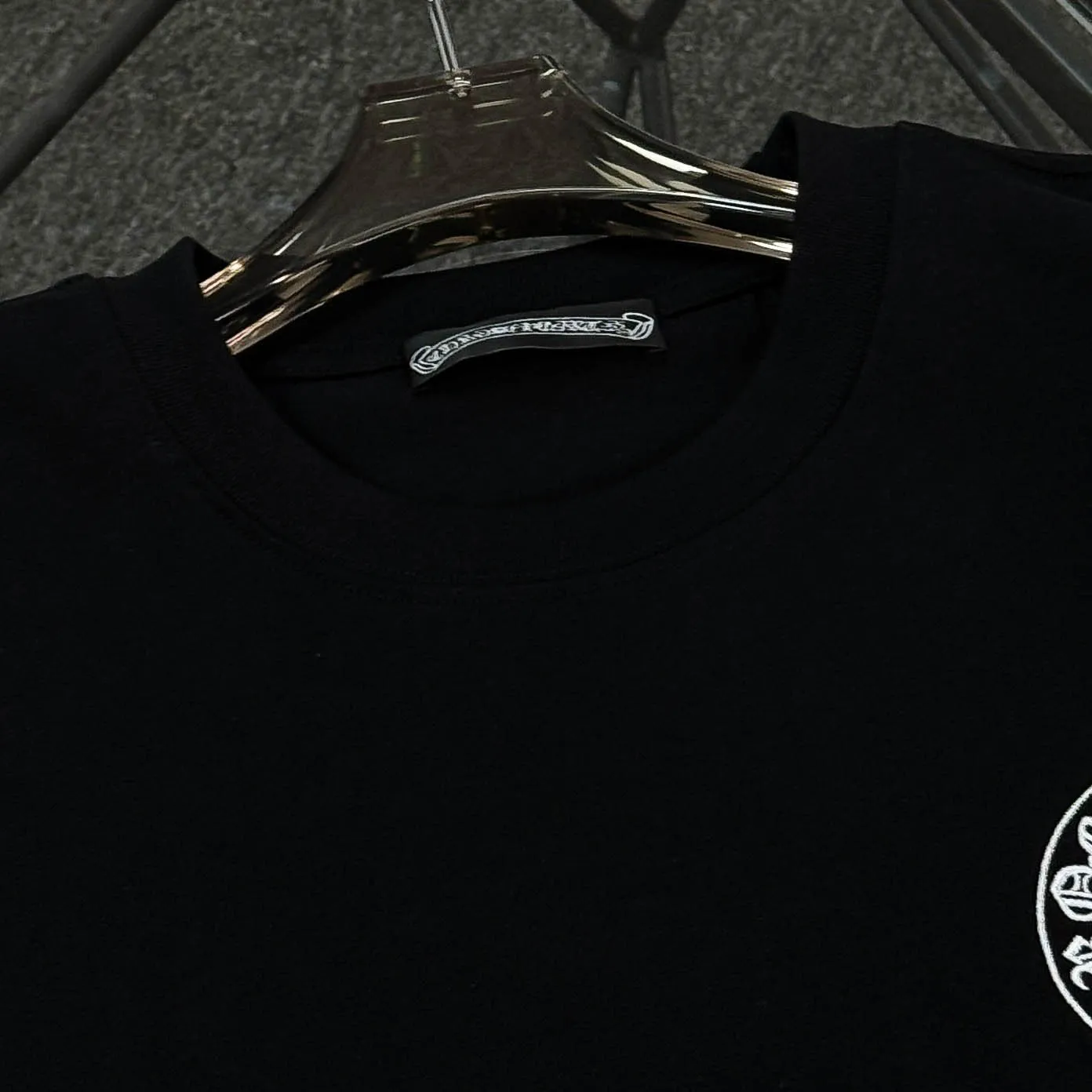 P180 Chrome Hearts Chrome Hearts 25 high-end versions. The fabric is made of 300 grams of high-density pure cotton. It does not deform or shrink. It has three labels. It is the same style for men and women. Technology: leather embroidery. Color: white, black. SIZE: S-XL.